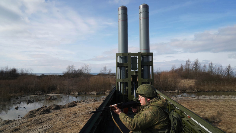 Военнослужащий во время тактических учений береговых ракетных войск Балтийского флота с использованием ракетного комплекса 