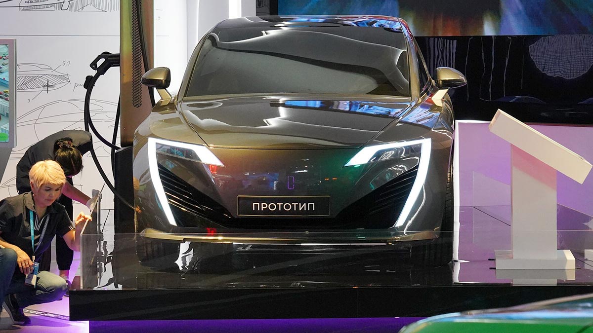 В Москве показали прототип нового российского электромобиля "Молния"
