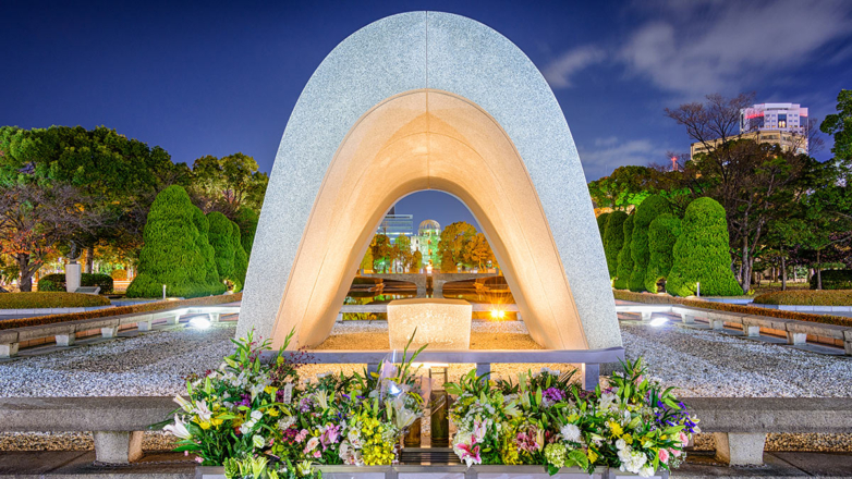 Памятник жертвам бомбардировки в парке Мира в Хиросиме