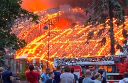 В Петербурге загорелся бывший спорткомплекс, пожар охватил 800 "квадратов"