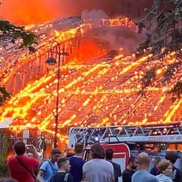 В Петербурге загорелся бывший спорткомплекс, пожар охватил 800 "квадратов"