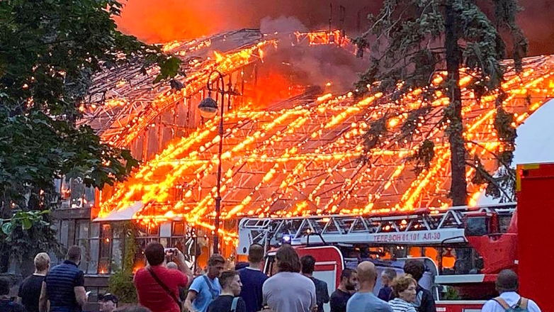 Горящая крыша здания бывшего спорткомплекса в Санкт-Петербурге