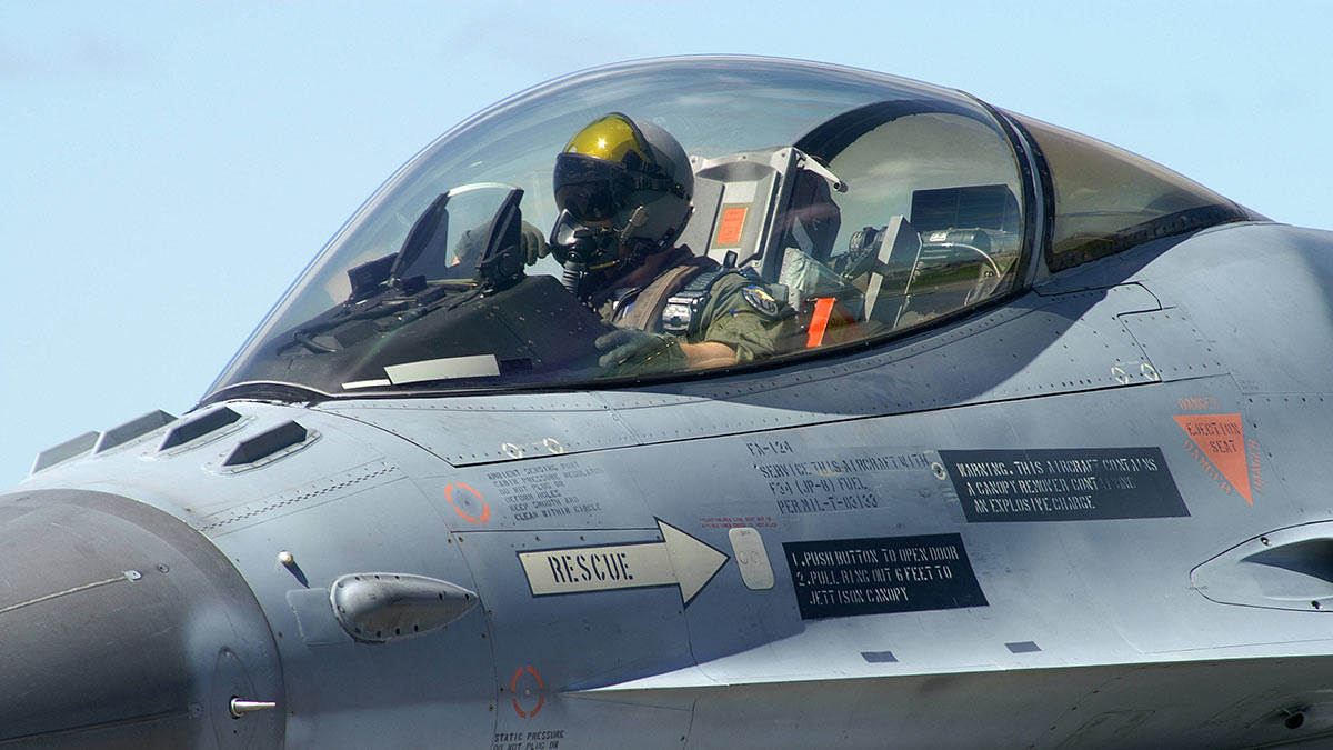 Пилот в кабине F-16