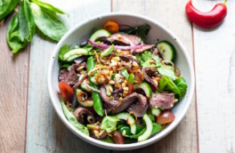 30 минут на кухне: теплый тайский салат с говядиной и болгарским перцем