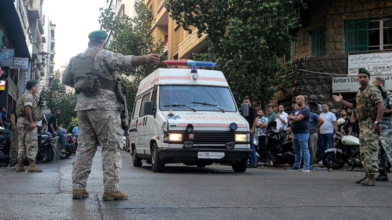 Автомобиль скорой помощи во время госпитализации пострадавших при взрывах пейджеров в Ливане