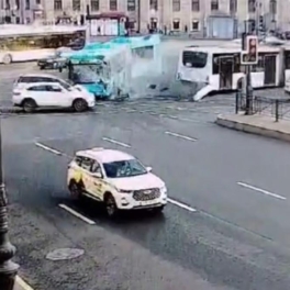 В массовом ДТП с двумя автобусами в центре Петербурга пострадали 25 человек