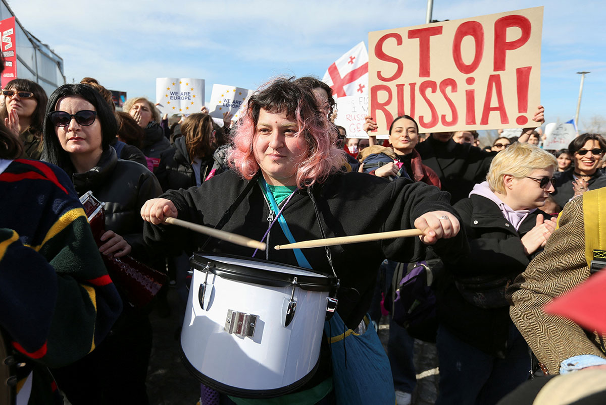 Участники акции протеста против законопроекта об "иностранных агентах" в Грузии