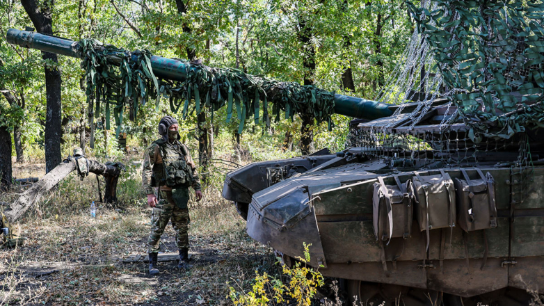 Военнослужащий у танка Т-90 