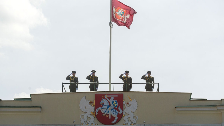 Литовские военнослужащие и герб Литвы (архивное фото)