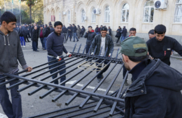 В Абхазии вооруженные люди отказались впускать сотрудников ряда министерств на работу