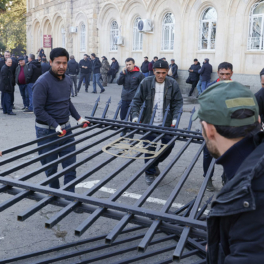 В Абхазии вооруженные люди отказались впускать сотрудников ряда министерств на работу