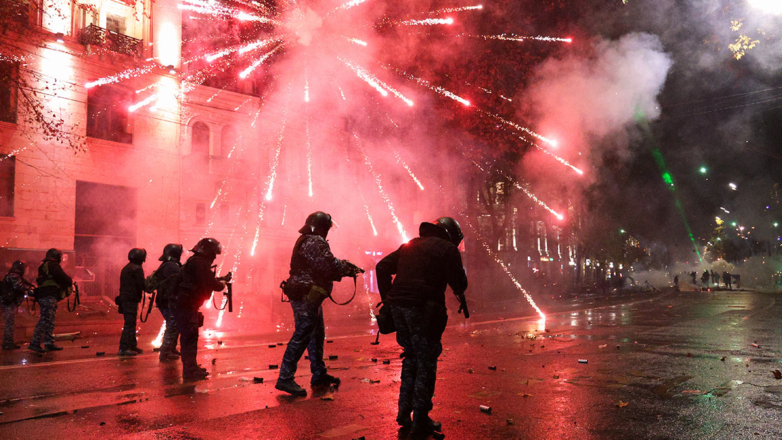 Протесты в Тбилиси продолжаются, по данным МВД, задержаны больше 200 участников акций