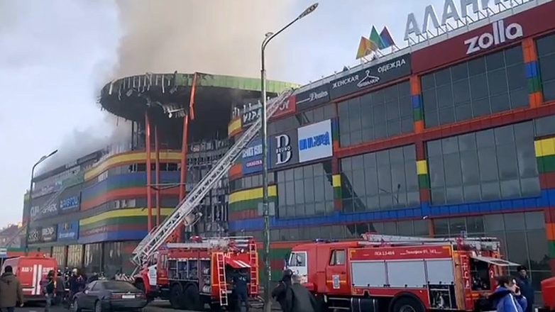 Сотрудники МЧС во время тушения пожара после взрыва в торговом центре