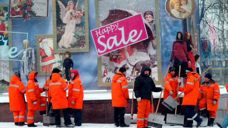 Вывеска Happy Sale в витрине магазина