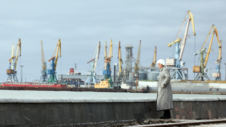 Бердянск. Женщина на набережной у городского порта