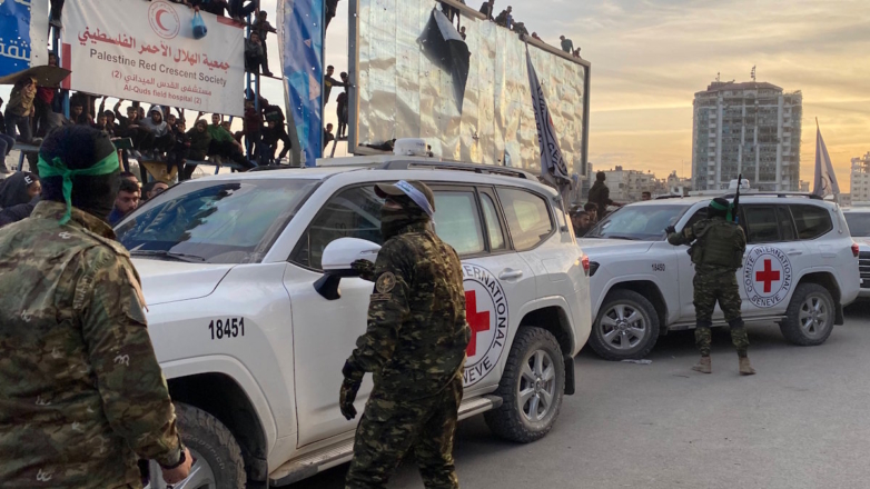 Боевики ХАМАС во время освобождения израильских заложников в соответствии с соглашением о прекращении огня между Израилем и ХАМАС, 19 января 2025 года