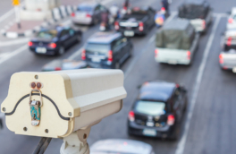 Камеры в Москве начали выявлять автомобили, блокирующие выезд