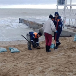 На Кубани и в Крыму продолжается ликвидация последствий утечки мазута