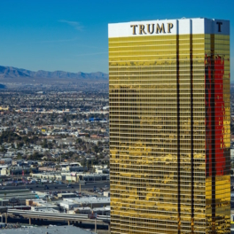 У здания Trump International Hotel вспыхнула машина Tesla Cybertruck