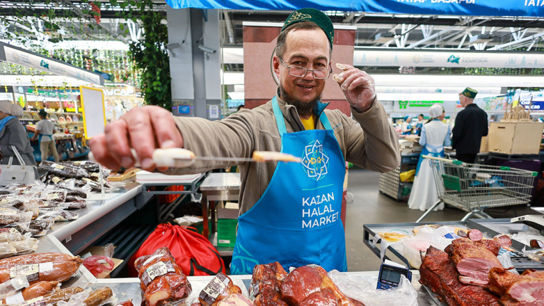 Продавец на ярмарке халяльной продукции Kazan Halal Market