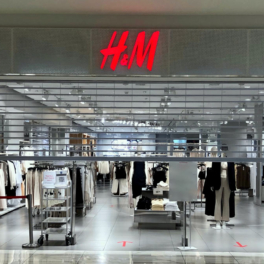 H&M не планирует возвращаться в Россию, пишет РБК Life