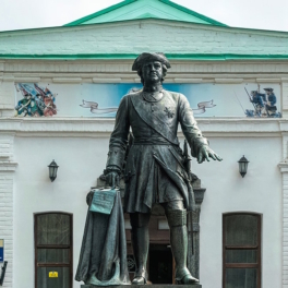 В Полтаве демонтировали памятник Петру I