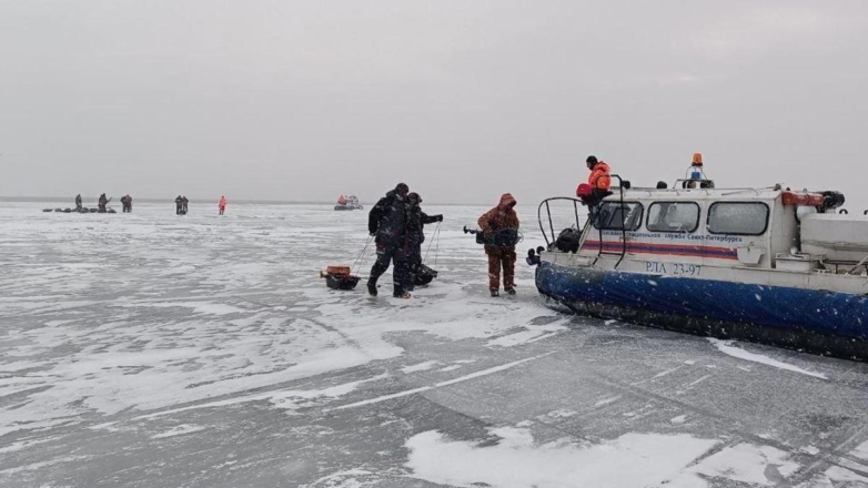 Спасатели доставили на берег со льда 40 рыбаков