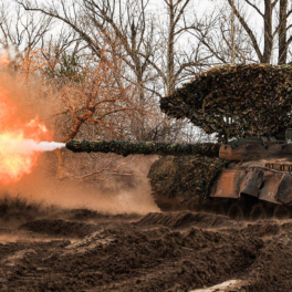 ВС РФ продолжают продвигаться в зоне СВО, противник за сутки потерял до 1300 человек