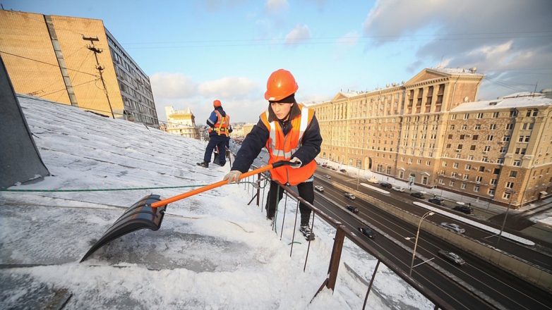 Уборка кровли от снега в центре Москвы