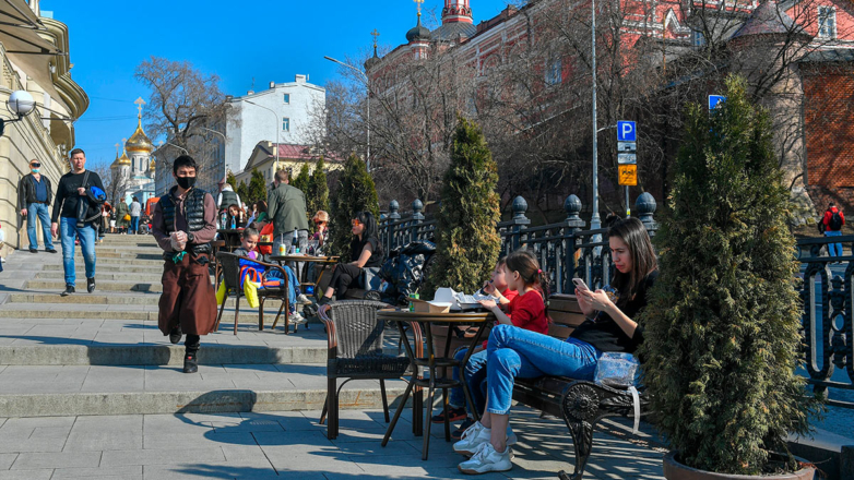 Теплая солнечная погода в Москве