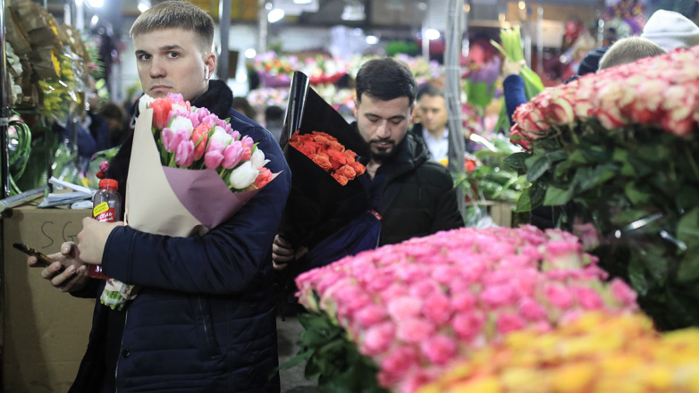 Мужчины с букетами цветов на Рижском цветочном рынке