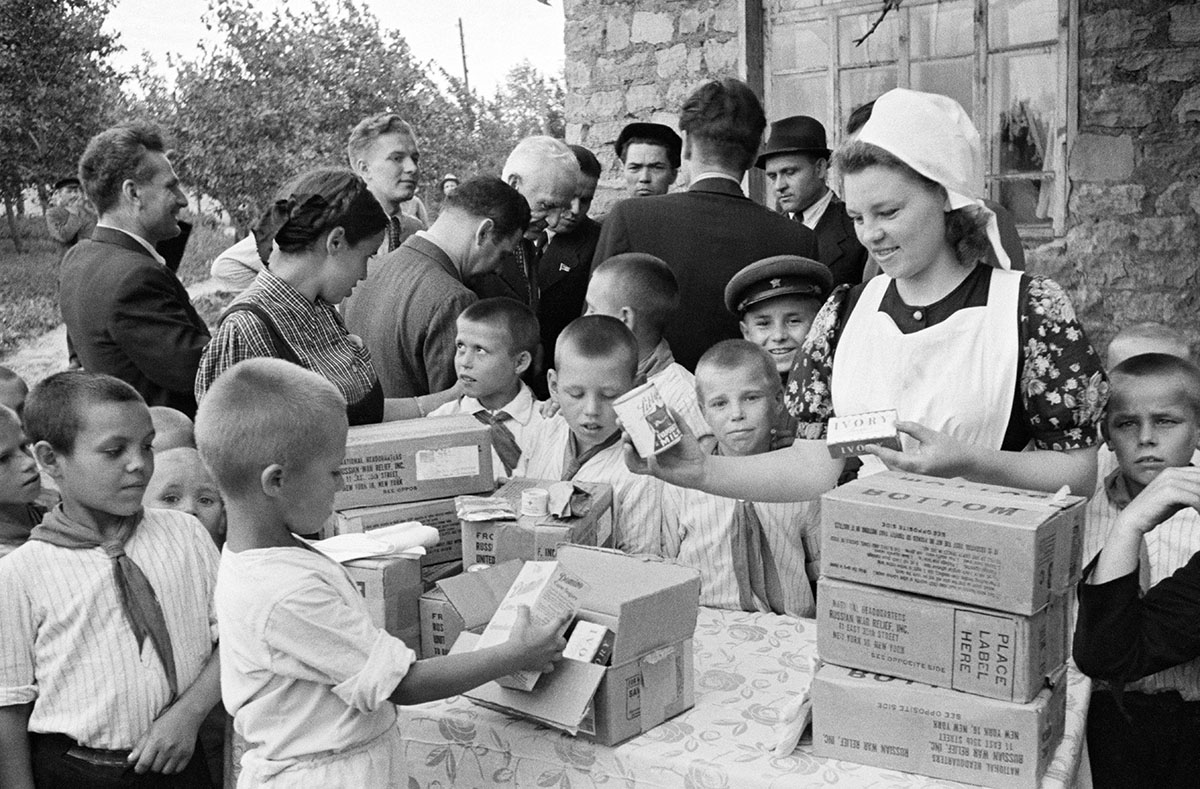 Раздача продуктовых наборов, полученных по ленд-лизу.