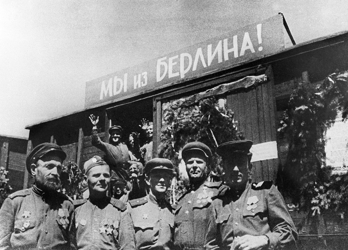 Советские воины-победители у эшелона "Мы из Берлина!"