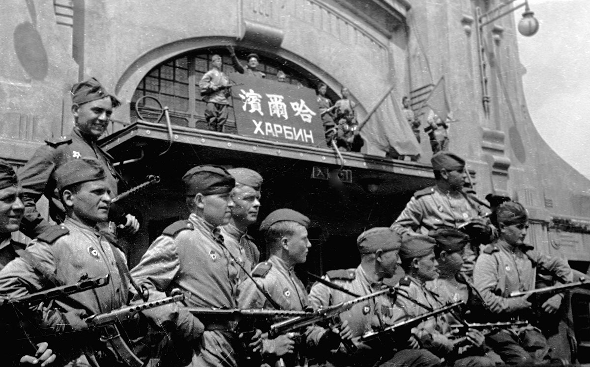 Советские бойцы-гвардейцы у здания железнодорожного вокзала в Харбине