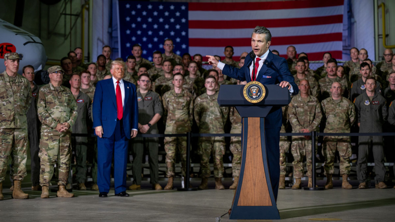 Министр обороны США Пит Хегсет и президент США Дональд Трамп на базе Национальной гвардии ВВС в Селфридже