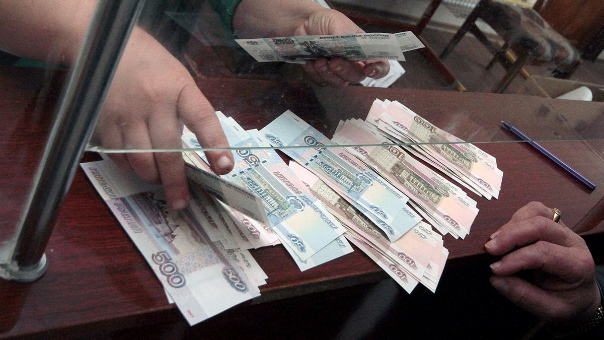 Во время получения пенсии в почтовом отделении города