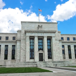ФРС США сохранила базовую процентную ставку на уровне 4,25-4,5% третий раз подряд