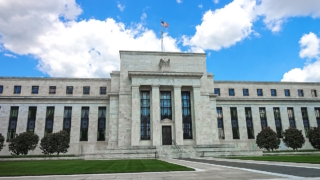 ФРС США сохранила базовую процентную ставку на уровне 4,25-4,5% третий раз подряд