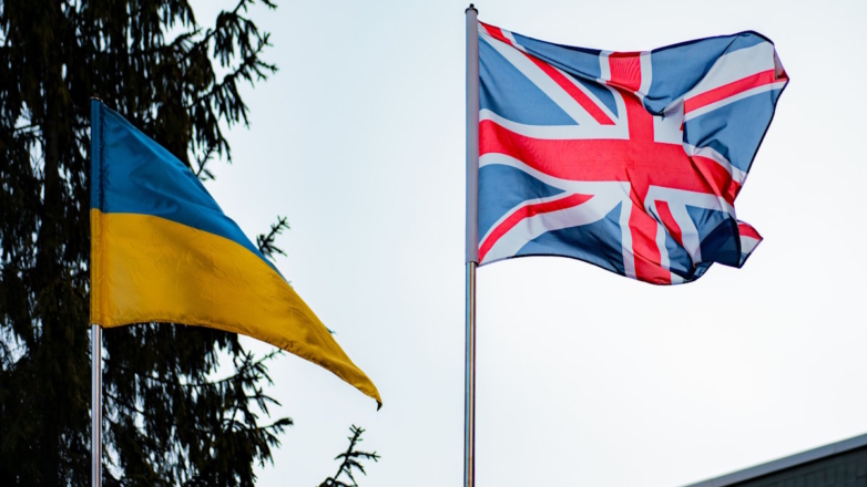 Флаги Великобритании и Украины