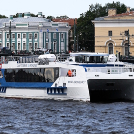 Инновационный скоростной катамаран спустили на воду в Петербурге