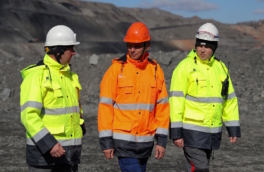 Горняки "Кузбассразрезугля" получили новую демисезонную спецодежду