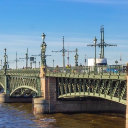 Движение транспорта по обновленному Троицкому мосту в Петербурге открыли к "Алым парусам"