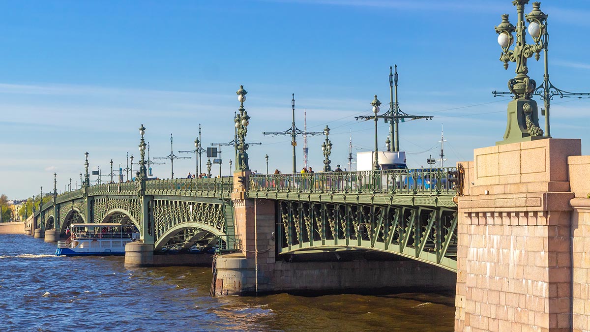 Беглов дал старт движению транспорта по Троицкому мосту