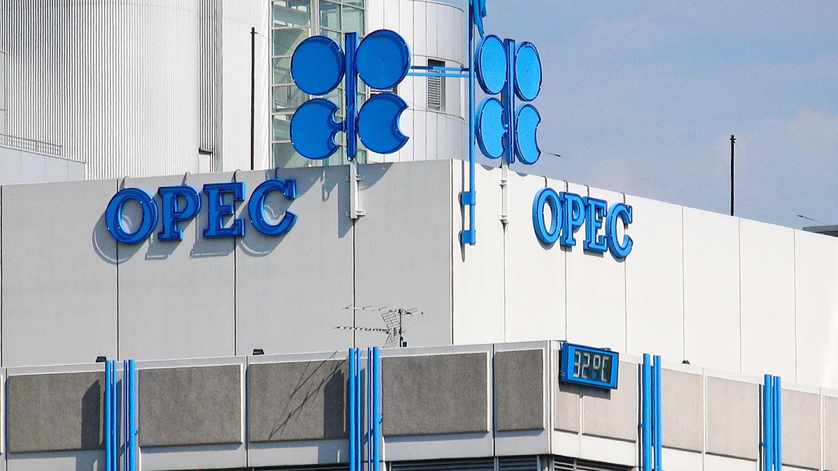 Восемь стран ОПЕК+ договорились увеличить добычу нефти