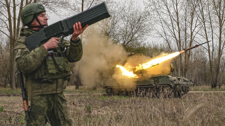 Российский военнослужащий подразделения ПВО во время боевой работы расчета зенитного ракетно-пушечного комплекса 2С6М1