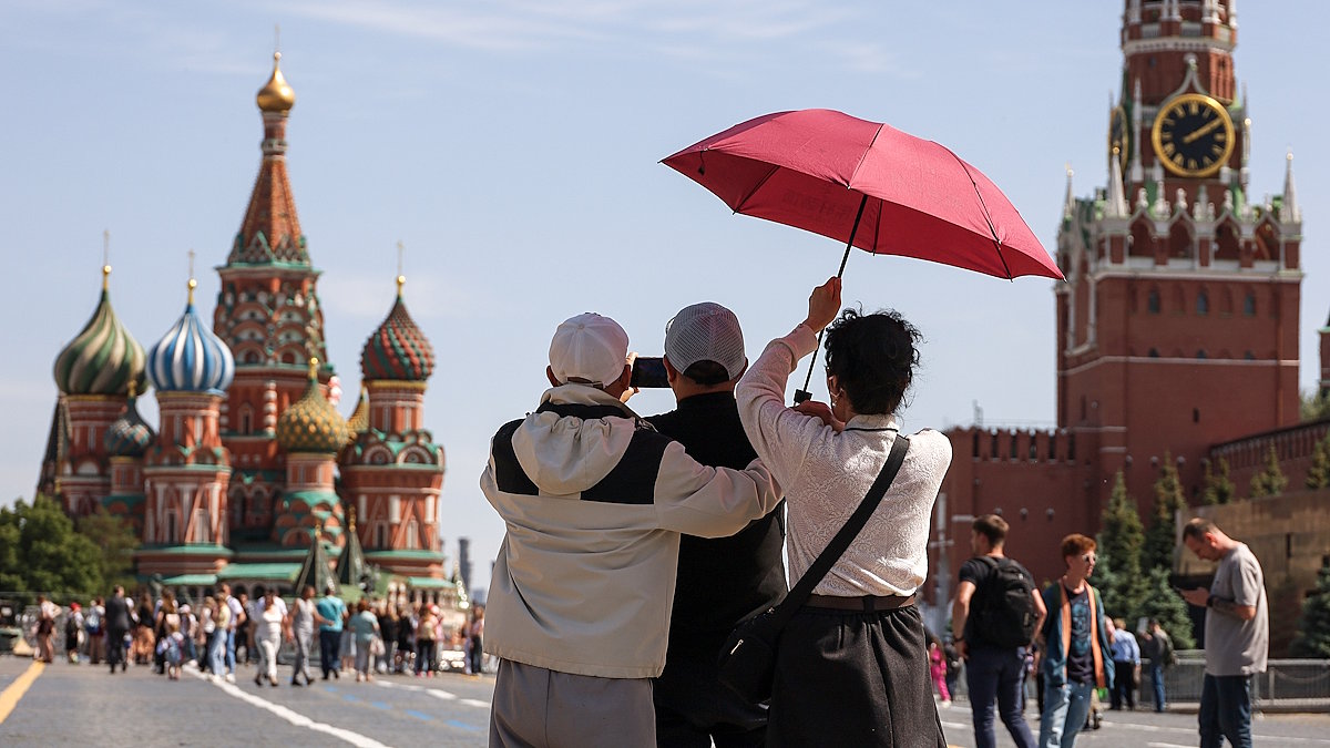 Туристы на Красной площади в Москве