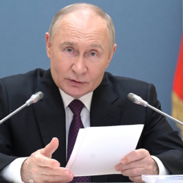 Многодетным семьям нужно уделять особое внимание, указал Путин