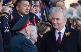 Путин пообщался с военными КНДР после парада