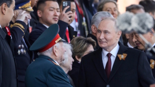 Путин пообщался с военными КНДР после парада