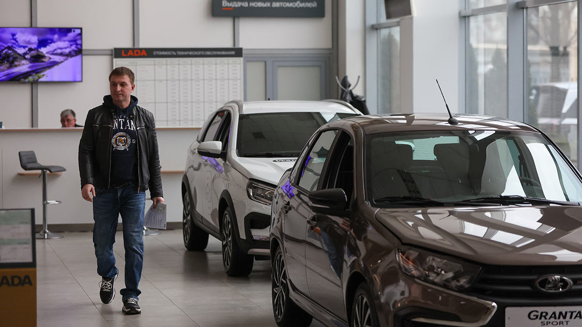 В РФ продажи новых автомобилей в мае сократились на 28%